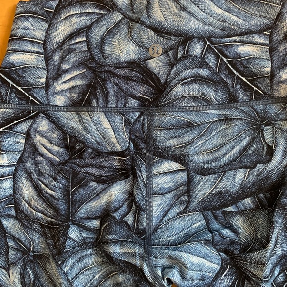 Rare lululemon align leggings pattern. Size 6, like new condition. - Picture 3 of 3